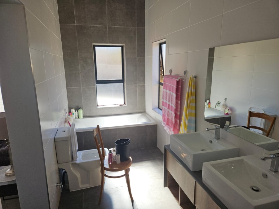 5 Bedroom Property for Sale in Wilkoppies North West